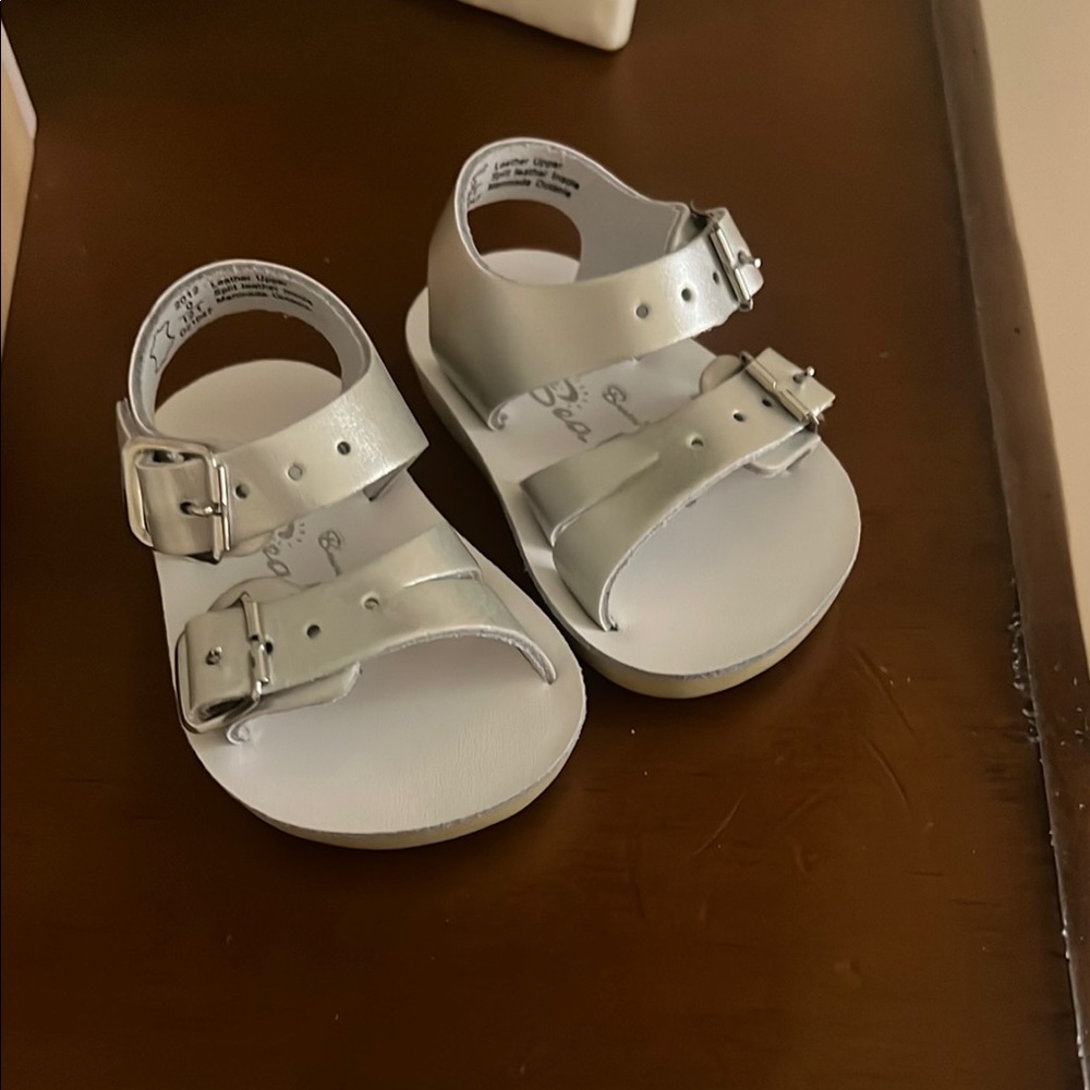Seewees sandals size 0 never worn no walker